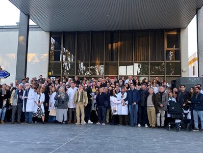 Protesta de médicos privados de la provincia de Sevilla el pasado enero, a las puertas del Colegio de Médicos de la capital andaluza.