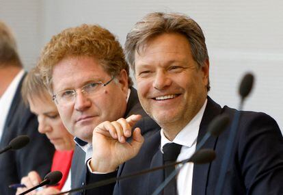 El ministro de Economía y Clima alemán, Robert Habeck (derecha), junto al secretario de Estado de Energía, Patrick Graichen, en una reunión el pasado 10 de mayo.