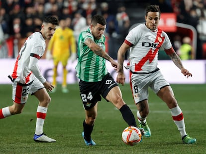 Aitor Ruibal controla el balón ante Óscar Trejo y Óscar Valentín durante el partido del Rayo Vallecano contra el Betis.