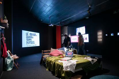 Uno de los ámbitos de la exposición, el que ha ideado el filósofo y periodista Eudald Espluga. Una habitación titulada 'Milenials: una generación en dispusta'.