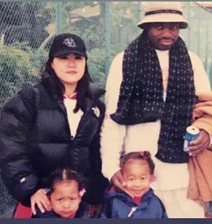 Osaka, abajo a la izquierda, junto a sus padres y su hermana en una imagen de la infancia.