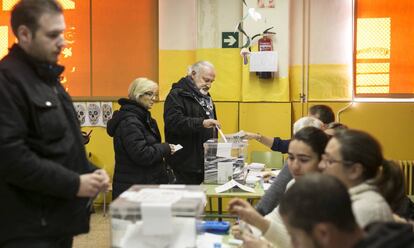 Votantes en las elecciones catalanas de 21 de diciembre