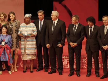 La reina Letizia junto a los premiados en el D&iacute;a Mundial de la Cruz Roja, en Sevilla. 