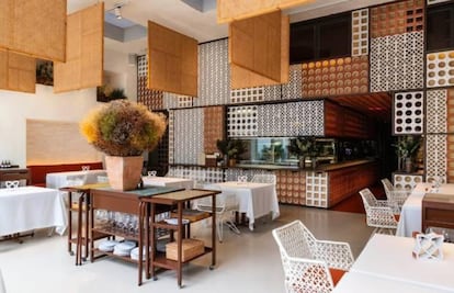 Es el primero del grupo de restaurantes españoles en la lista. Su ascenso es fruto del trabajo, dedicación y creatividad de un equipo liderado por Mateu Casañas, Oriol Castro y Eduard Xatruch, que en 2014 abrieron este restaurante en Barcelona, tras inaugurar en 2012 Compartir en Cadaqués (de este último acaban de abrir otro en Barcelona). Ofrecen dos menús, uno con platos clásicos y el otro con los de la temporada. Precio: 235 euros; vinos, 110 euros. www.disfrutarbarcelona.com.