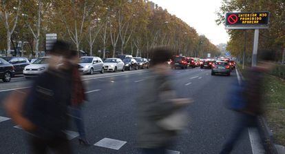 Peatones cruzando por un sem&aacute;foro en Madrd. 