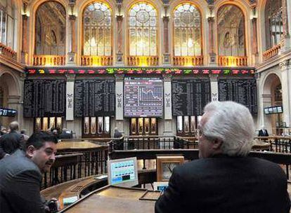 La Bolsa de Madrid, en la imagen su patio de operaciones, sufrirá una caída de los dividendos.