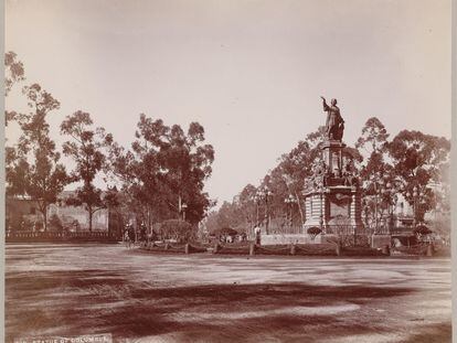 Estatua de Cristóbal Colón en Ciudad de México, imagen de 1898.
