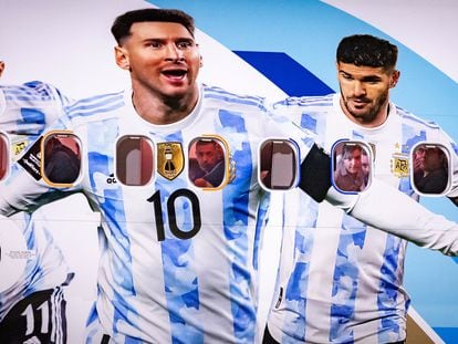 Los aficionados argentinos viven el triunfo de la selección albiceleste desde las alturas.