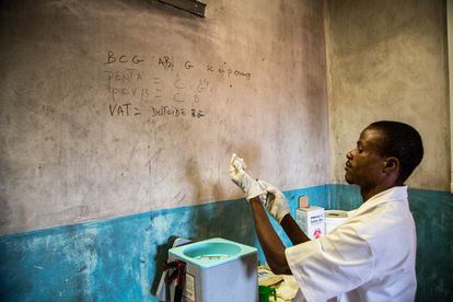 Médicos Sin Fronteras también apoya el Programa Nacional de vacunación la República Centroafricana, que se supone debe vacunar a todos los niños siguiendo un horario predefinido. Lamentablemente, las dificultades de acceso, los fracasos del sistema de salud y el reciente recrudecimiento de la violencia han interrumpido el programa. 
