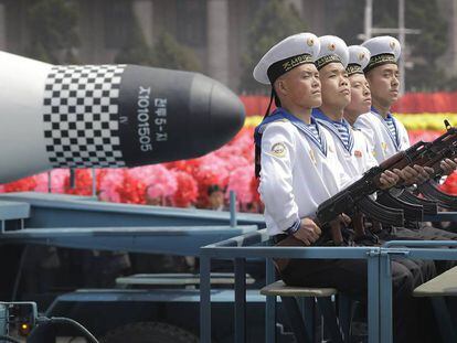 Personal de la marina norcoreana desfila este domingo en Pyongyang.