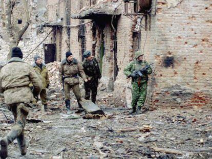 Un soldado ruso corre para ponerse a cubierto mientras cruza bajo el fuego de francotiradores en Grozni, en febrero de 1995.