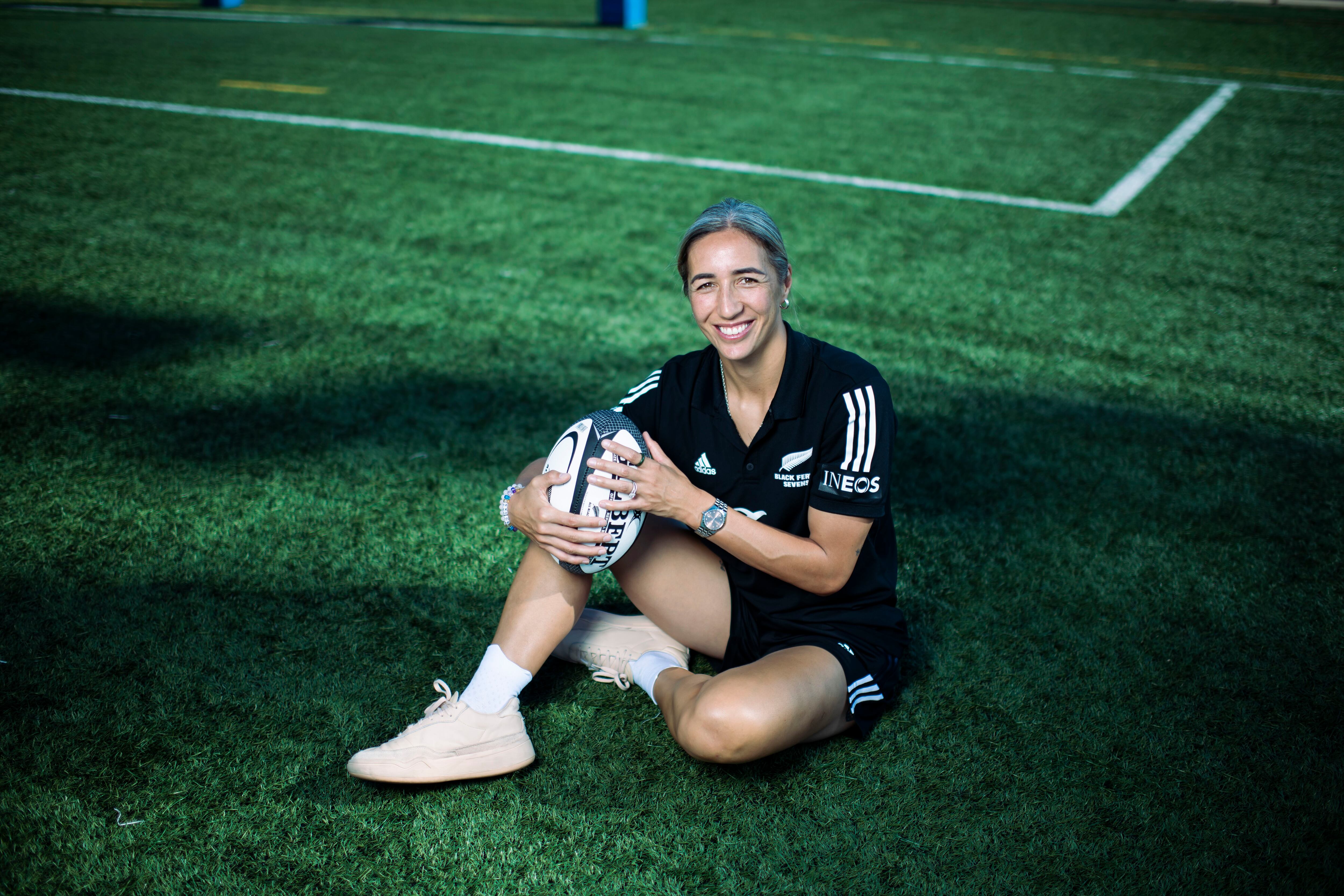 Hirini es la clase de mujer inspiradora que buscan las marcas en estos momentos. Tiene sangre maorí, se crio en una granja, en el seno de una familia de esquiladores, y lo ha conseguido todo en el rugby.