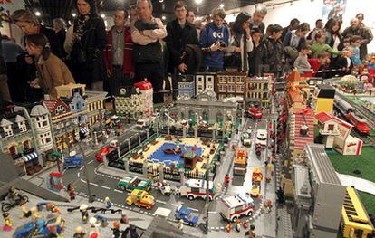 Las ciudades de Lego cuentan con todo tipo de vehículos, desde bicicletas a trenes.