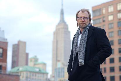 El escritor estadounidense George Saunders, en Nueva York, con el Empire State de fondo.