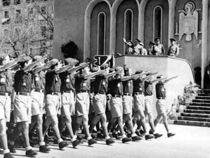 Desfile de las juventudes de la Falange en Madrid en 1943.