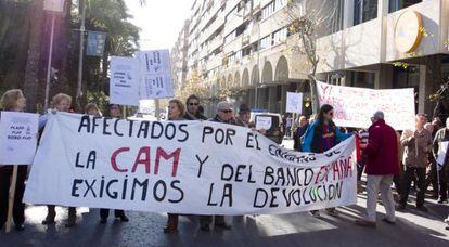 Afectados por los productos tóxicos de la CAM durante una protesta ante la sede de la entidad