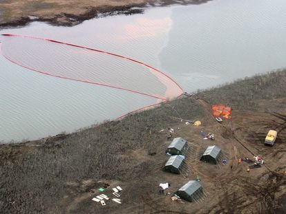 Un equipo analiza el vertido de combustible diésel al río Ambárnaya, cerca de la ciudad siberiana de Norilsk.