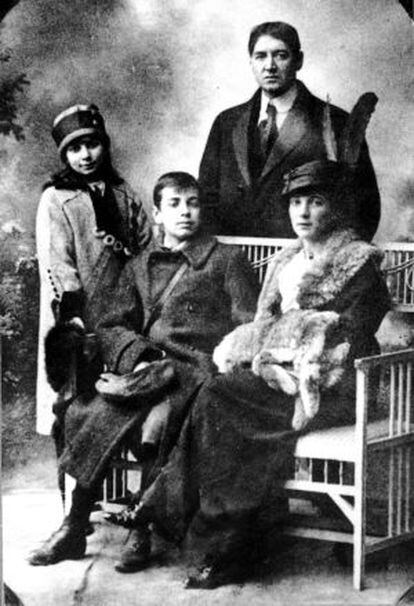 El joven Jorge Luis Borges junto a su madre Leonor, su padre y su hermana.