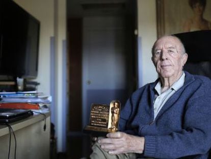 Juan de la Cierva sostiene su Oscar de Hollywood en la habitación de la residencia donde vive.