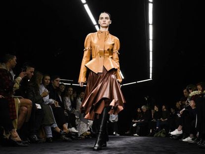 Desfile de Loewe este viernes en la Semana de la Moda de Par&iacute;s.