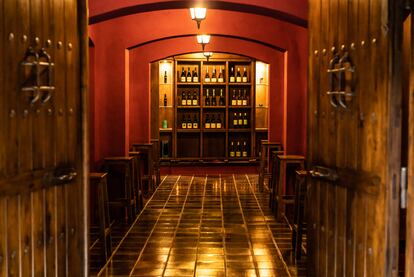 Las bodegas de vino NOC se encuentran en los Montes de Toledo, a unas dos horas de Madrid.