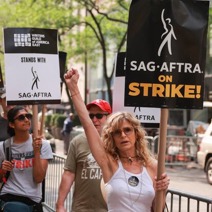 La actriz Kyra Sedgwick marcha con miembros del sindicato de actores (SAG-AFTRA) y escritores (WGA) afuera de los estudios de la NBC en Nueva York (EE UU), el 18 de julio.