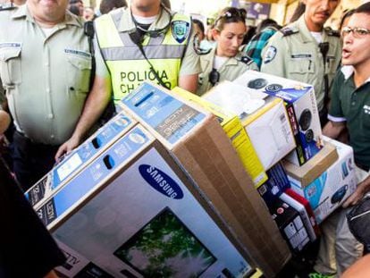 Ciudadanos de Caracas compran electrodom&eacute;sticos hace dos semanas.