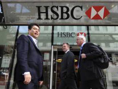 Tres hombres pasan junto a una sucursal del banco británico HSBC en Londres, Reino Unido. EFE/Archivo