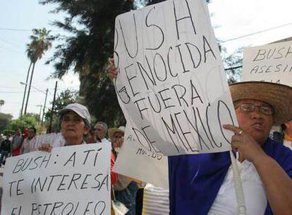 Manifestantes de organizaciones civiles protestan el pasado lunes en Guadalajara (México) por la visita de Bush.