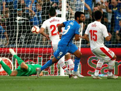 Ángel marca el primer gol del Getafe al Eibar.