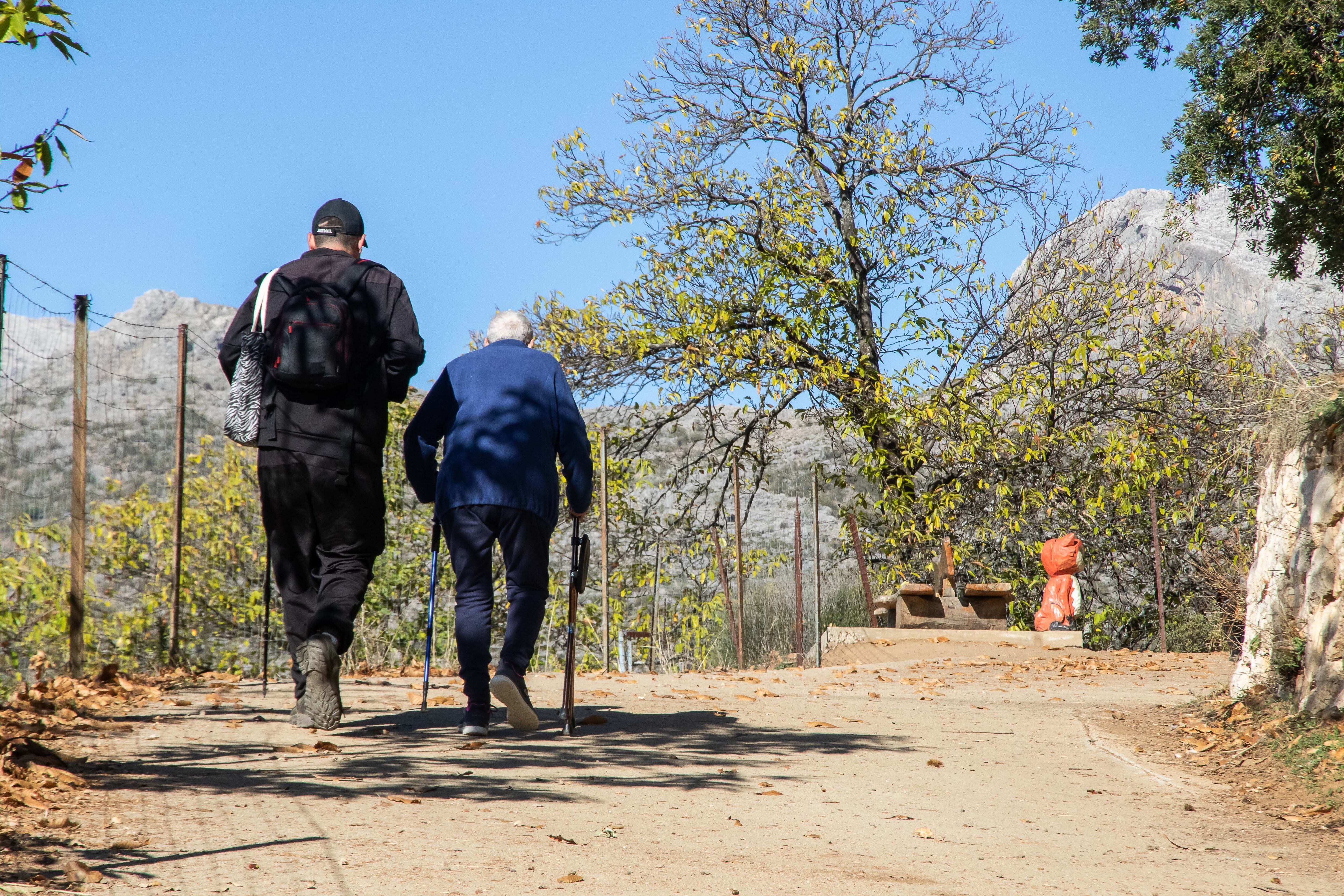 Dos hombres caminan por un sendero del Bosque Encantado de Parauta.