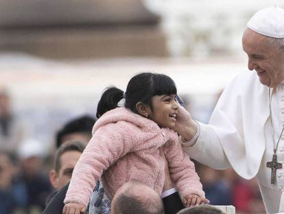 El Papa saluda a una niña el pasado miércoles durante su audiencia semanal.