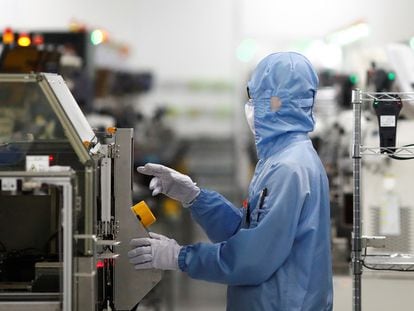 Un empleado trabajando en la factoría de semiconductores Renesas en Pekín, China.