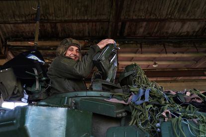Alexander Karman, que antes de la guerra era concejal de servicios de emergencias en su pueblo, Talne, en la provincia de Cherkasi (centro de Ucrania), a bordo del tanque número 27, el 2 de mayo de 2023.