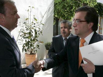El expresidente extreme&ntilde;o, Guillermo Fern&aacute;ndez Vara, saluda al presidente actual de Extremadura, Jos&eacute; Antonio Monago.