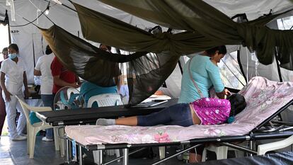 Pacientes con dengue se recuperan en el hospital móvil instalado en Santa Cruz el 9 de marzo de 2023