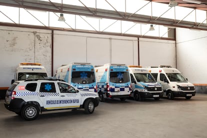 21/05/2020
Equipo de ambulancias y vehículos medicalizados, en la nave de Navas del Marqués (Ávila) este domingo.