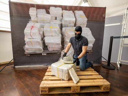 Un oficial de aduanas en Múnich (Alemania), muestra el tamaño de uno de los paquetes en lo que era el mayor decomiso de cocaína en la región de Baviera, en julio de 2022.