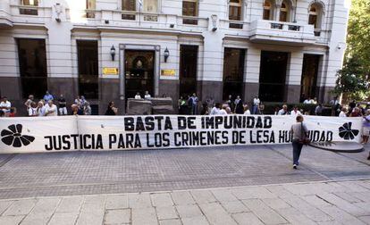 Un grupo de activistas, frente al Supremo en Montevideo.