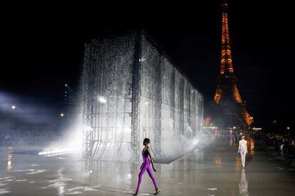 A model presents a creation by designer Anthony Vaccarello as part of his Spring/Summer 2022 women's ready-to-wear collection show for fashion house Saint Laurent, in front of the Eiffel Tower during Paris Fashion Week, in Paris, France, September 28, 2021. REUTERS/Stephane Mahe     TPX IMAGES OF THE DAY