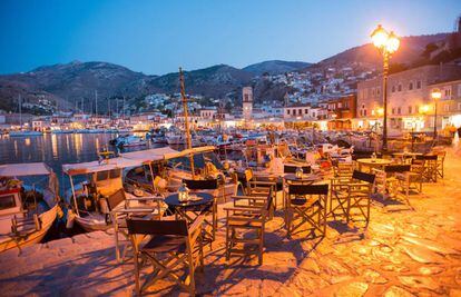 El puerto de la ciudad de Hidra, una de las islas del Golfo Sarónico a media hora en ferri de Atenas (Grecia).