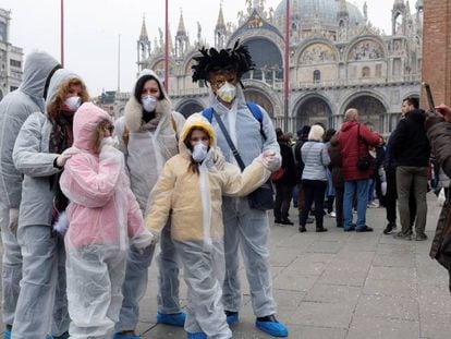 Turistas protegidos con trajes y máscaras en Venecia