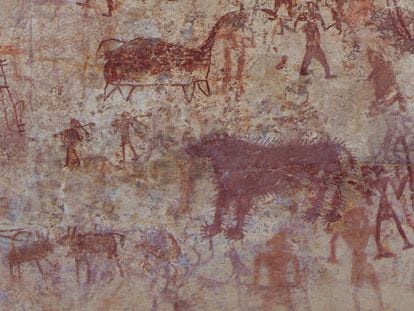 Grupo de de animales y de figuras humanas representadas en uno de los abrigos rupestres del conjunto de Urden (India).