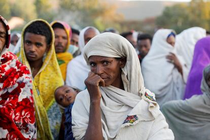 Una mujer hace fila para recibir donaciones de alimentos en la escuela primaria de Tsehaye, que se convirtió en un refugio temporal para personas desplazadas por el conflicto, en la ciudad de Shire, en Tigray, Etiopía.