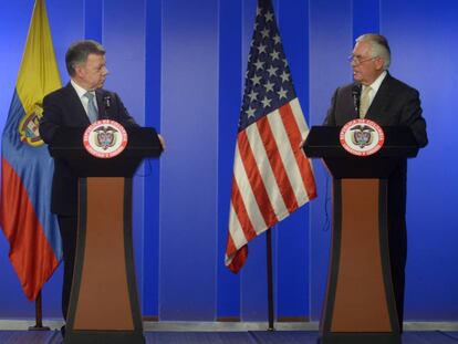El presidente de Colombia, Juan Manuel Santos, a la izquierda, comparece con Rex Tillerson, secretario de Estado de EE UU. 