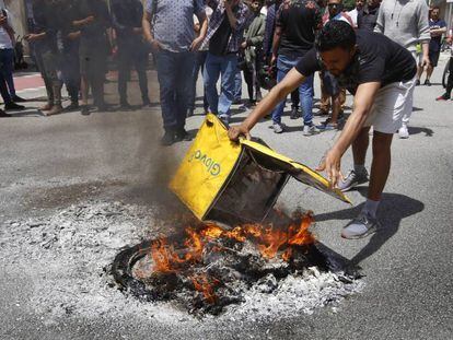 En vídeo, un grupo de trabajadores queman mochilas ante la sede de Glovo