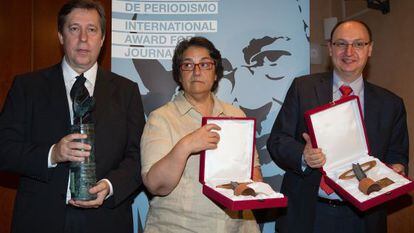 Santiago Segurola, Rosa Marqueta y Fran Llorente, tras recibir los galardones.