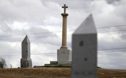 Dos mojones y un 'cruceiro' en medio del campo, en el término municipal de Navalcarnero.