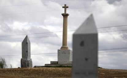 Dos mojones y un &#039;cruceiro&#039; en medio del campo, en el t&eacute;rmino municipal de Navalcarnero.