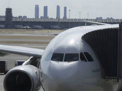 Vista de un avi&oacute;n de la compa&ntilde;&iacute;a Iberia en el aeropuerto de Adolfo Su&aacute;rez Madrid Barajas. 